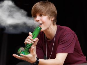 Justin Bieber smoking from a marijuana bong. Celebrities smoking Marijuana.